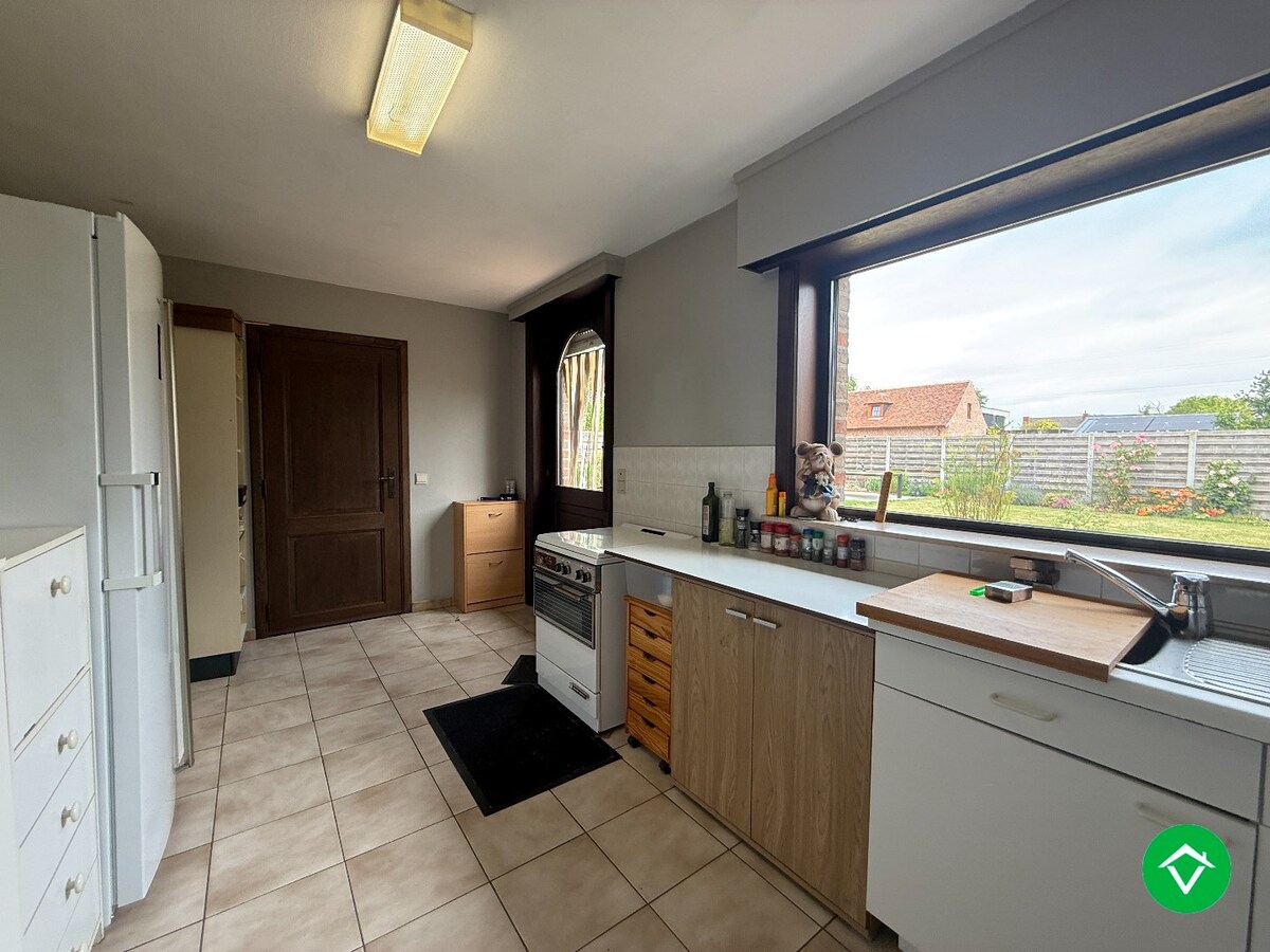 Alleenstaande woning met 5 slaapkamers, tuin en garage/loods te Roeselare 