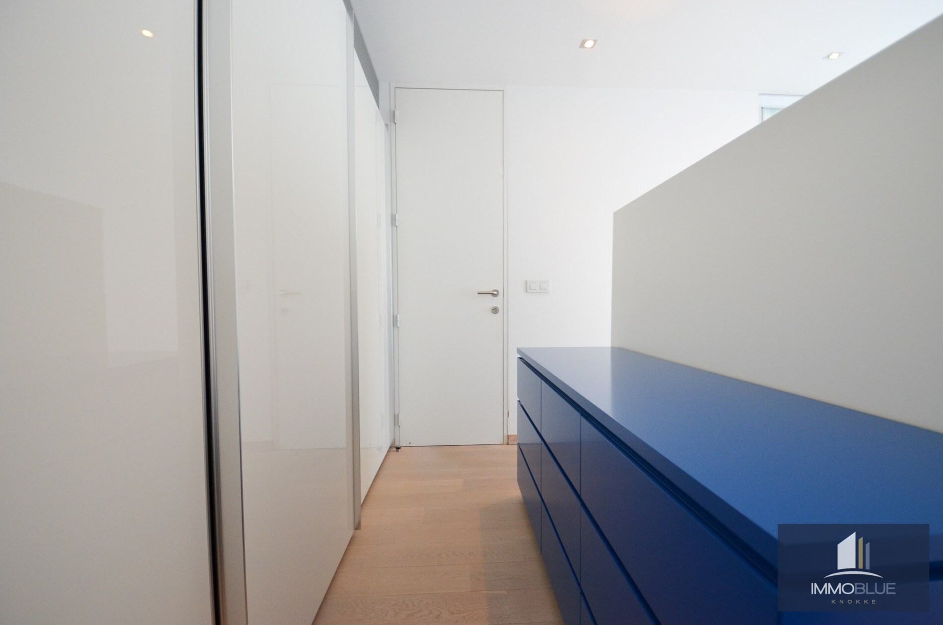 Duplex mezzanine lumineux et spacieux à louer, situé à deux pas de la mer. 