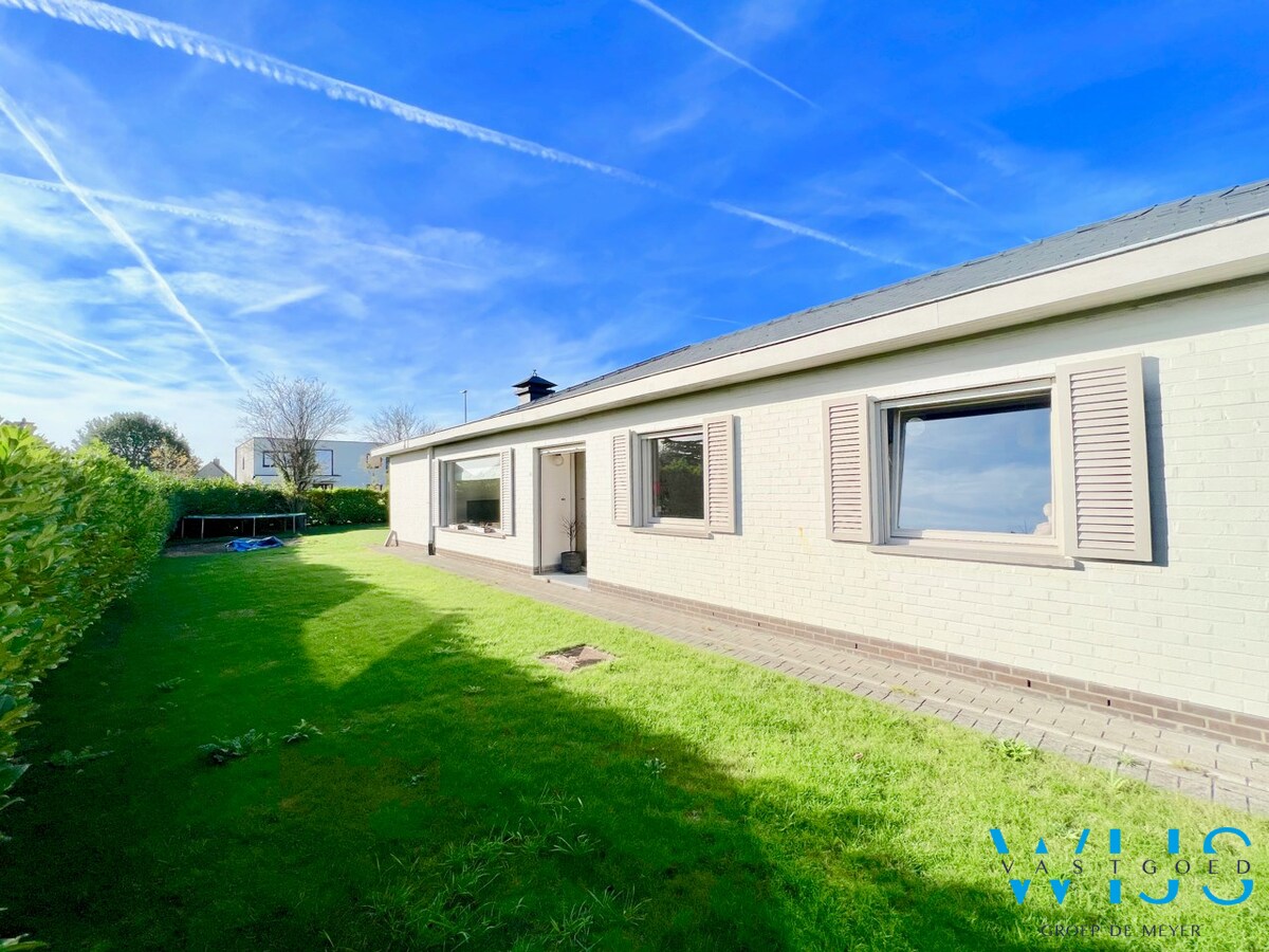 Ruime bungalow in een rustige woonwijk te Lovendegem ! 