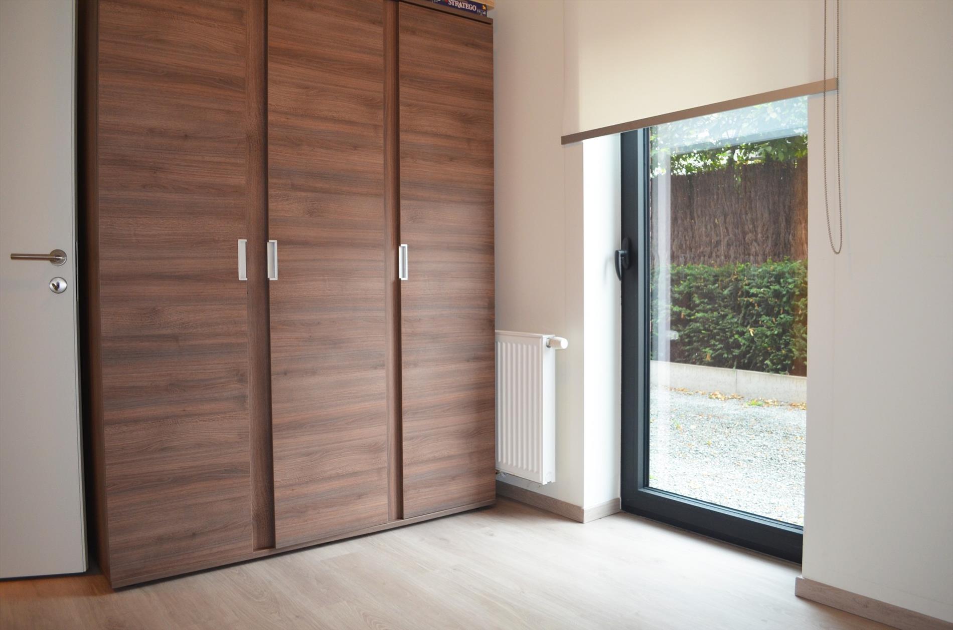 Recent gelijkvloers app. 2 slpks, terras, standplaats en tuin te Lembeke 