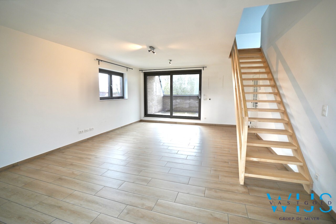 Prachtig appartement MET GARAGE in het rustige landelijke OOSTEEKLO ! 