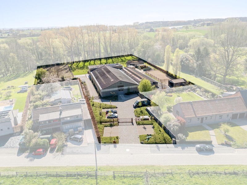 Moderne villa met hippisch complex op 15.856m² 