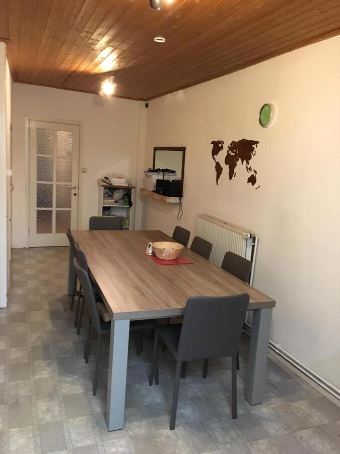 Degelijke rijwoning in de gekende Papegaaistraat. 