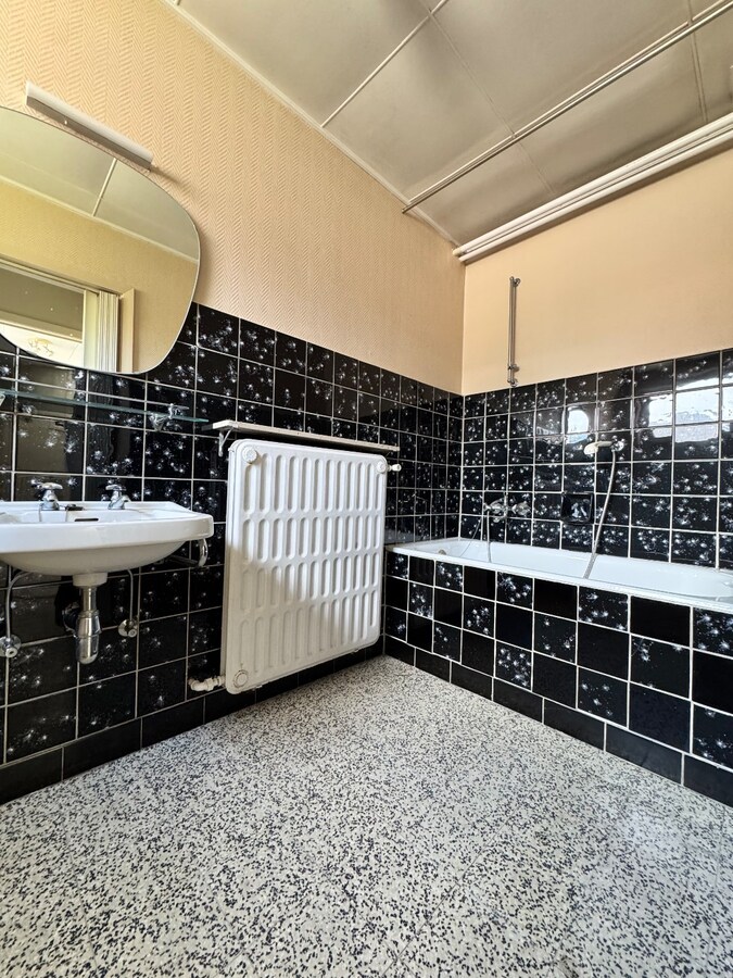 Ruime woning met 5 slaapkamers, tuin en garage in Wingene 