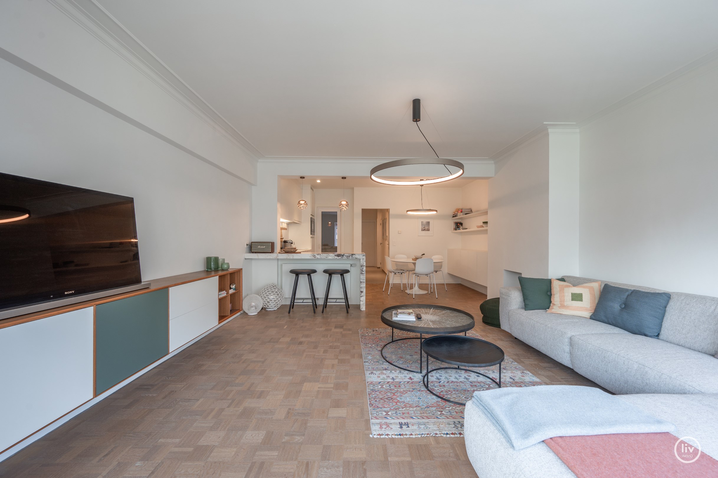 Modern en stijlvol gerenoveerd appartement in hartje Knokke. 