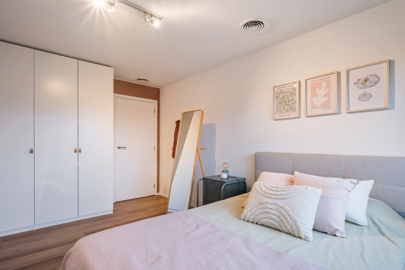 Moderne villa met praktrijkruimte op TOPligging te Heule  ! 