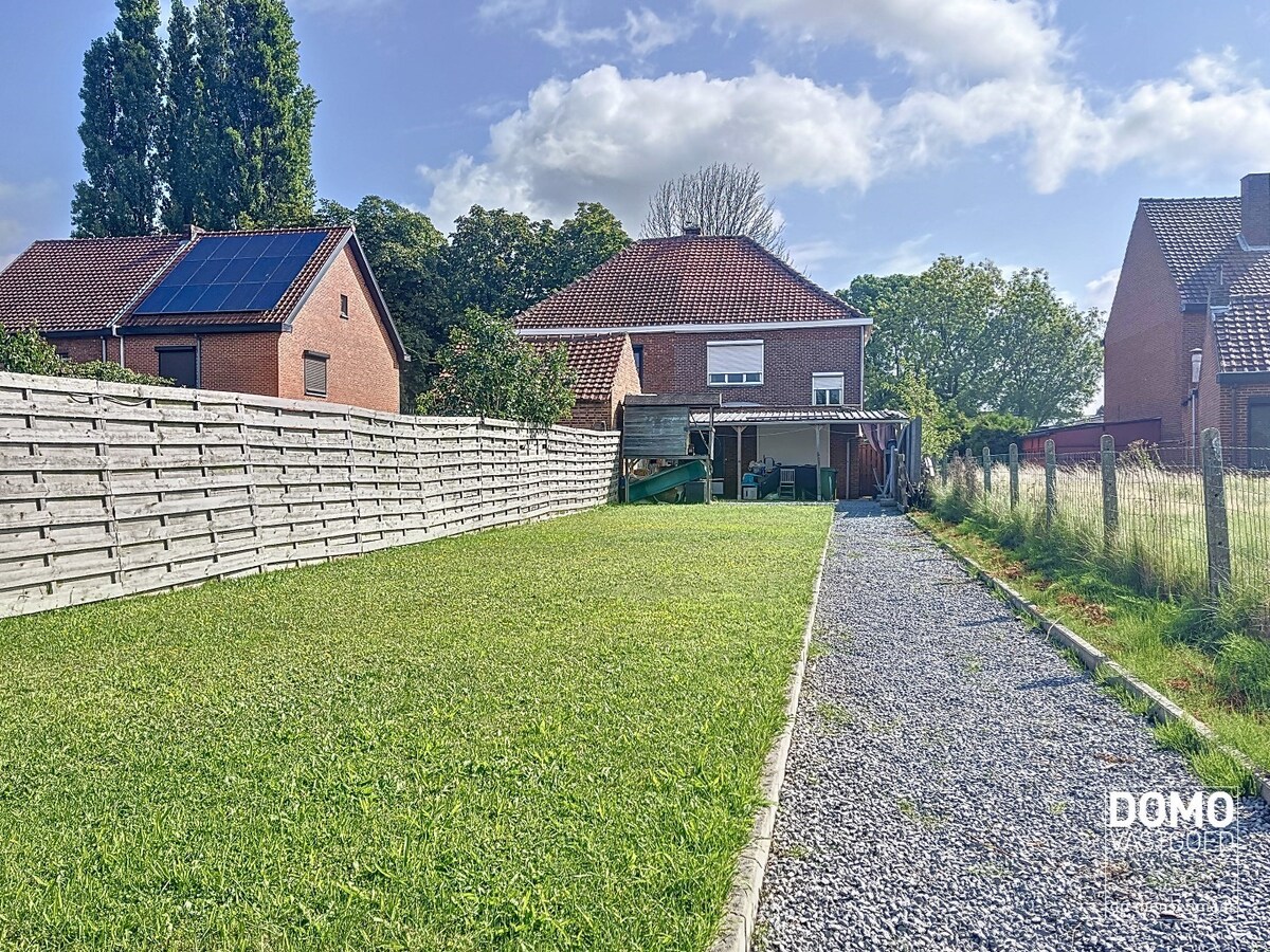 Te renoveren woning met tuin en terras in Hasselt, 2 slaapkamers, bouwjaar 1948. 