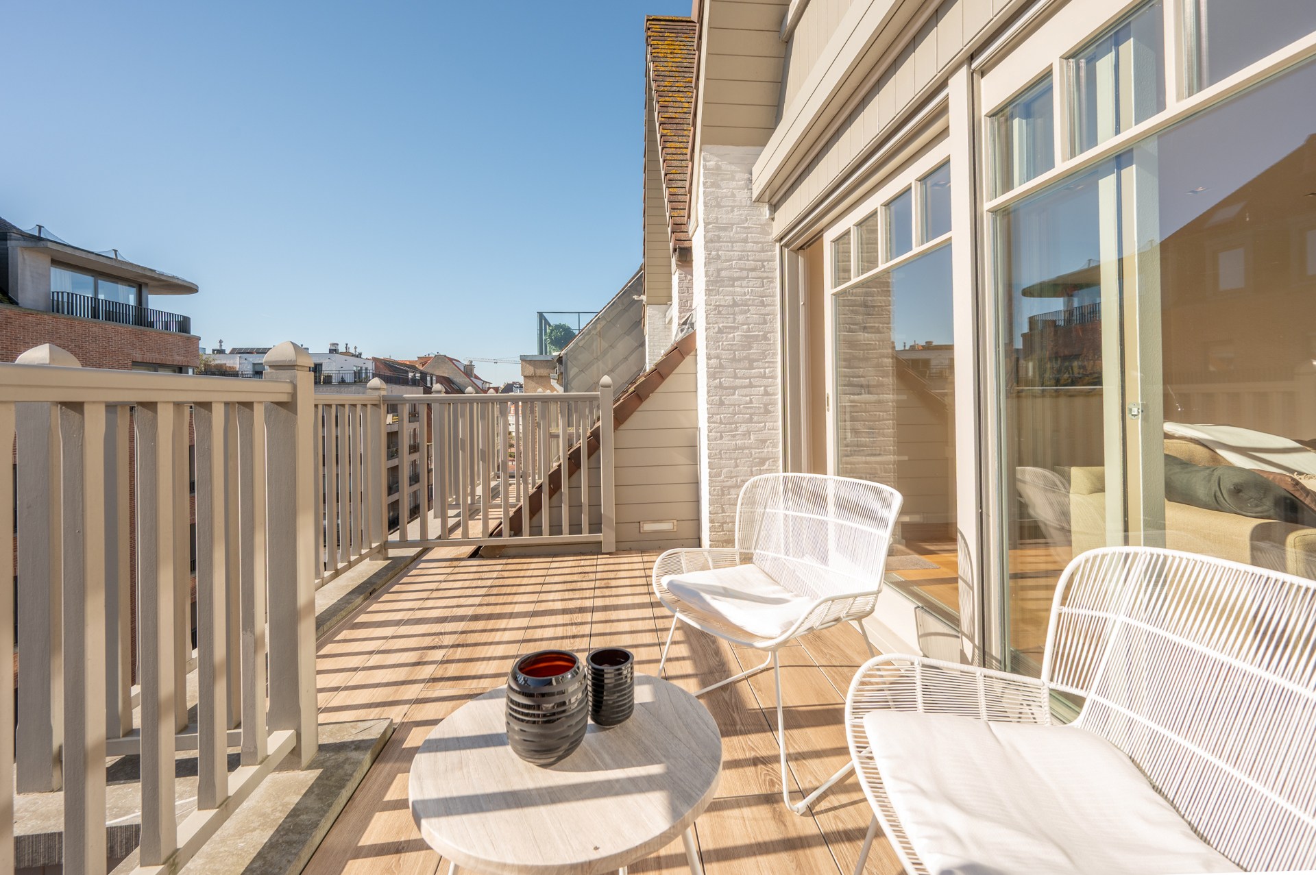 Ruim duplexappartement  in een recent gebouwde residentie in het levendige centrum van Knokke, op korte wandelafstand van het strand. 