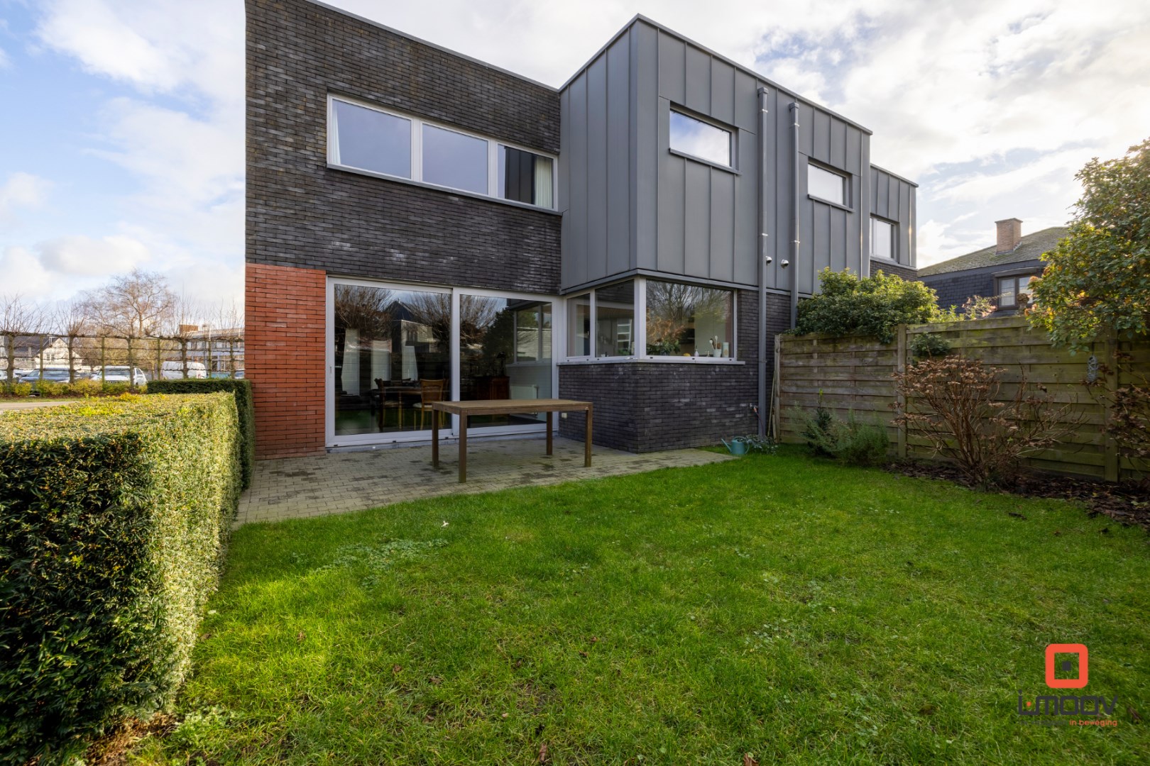 Volledig instapklare halfopen bebouwing op toplocatie! 