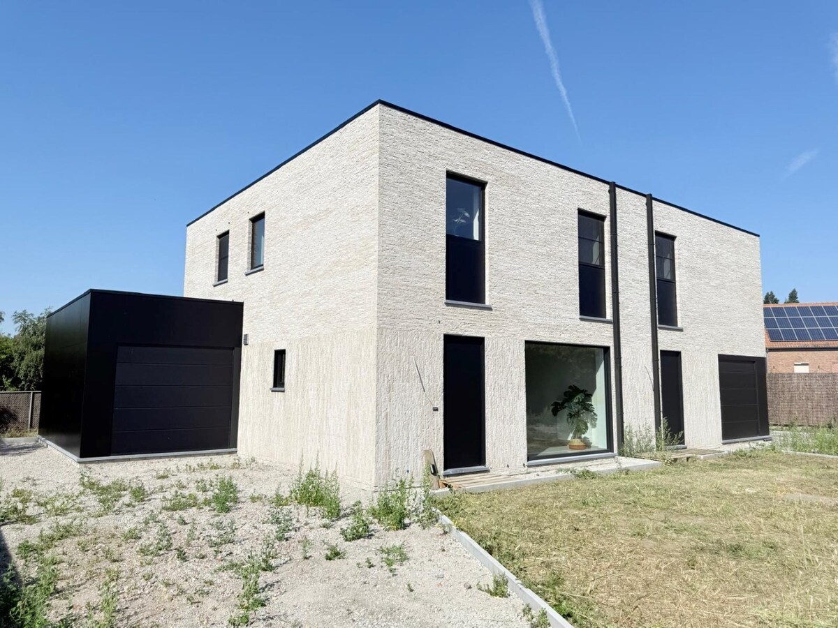 Instapklare nieuwbouwwoning in rustige recente woonwijk 