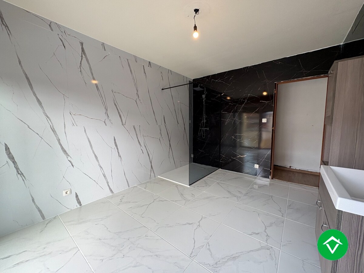 Te koop: Uniek gebouw met 2 appartementen, garage en ruime tuin – hartje Nieuwpoort-Stad 