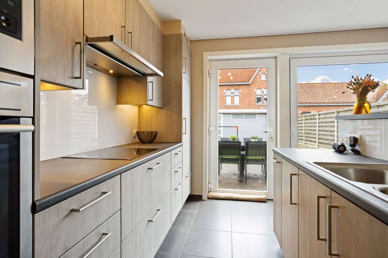 Centraal gelegen, halfopen woning met zonnige tuin 