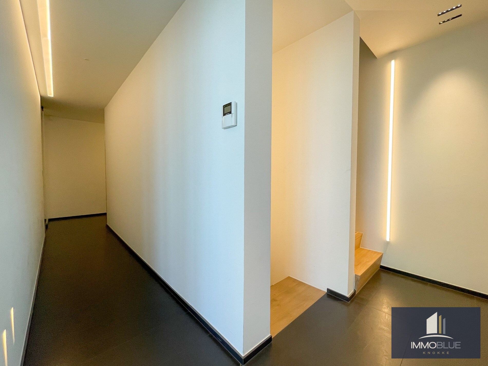 Uitzonderlijk, luxueus afgewerkt hoekappartement met frontaal zeezicht. 