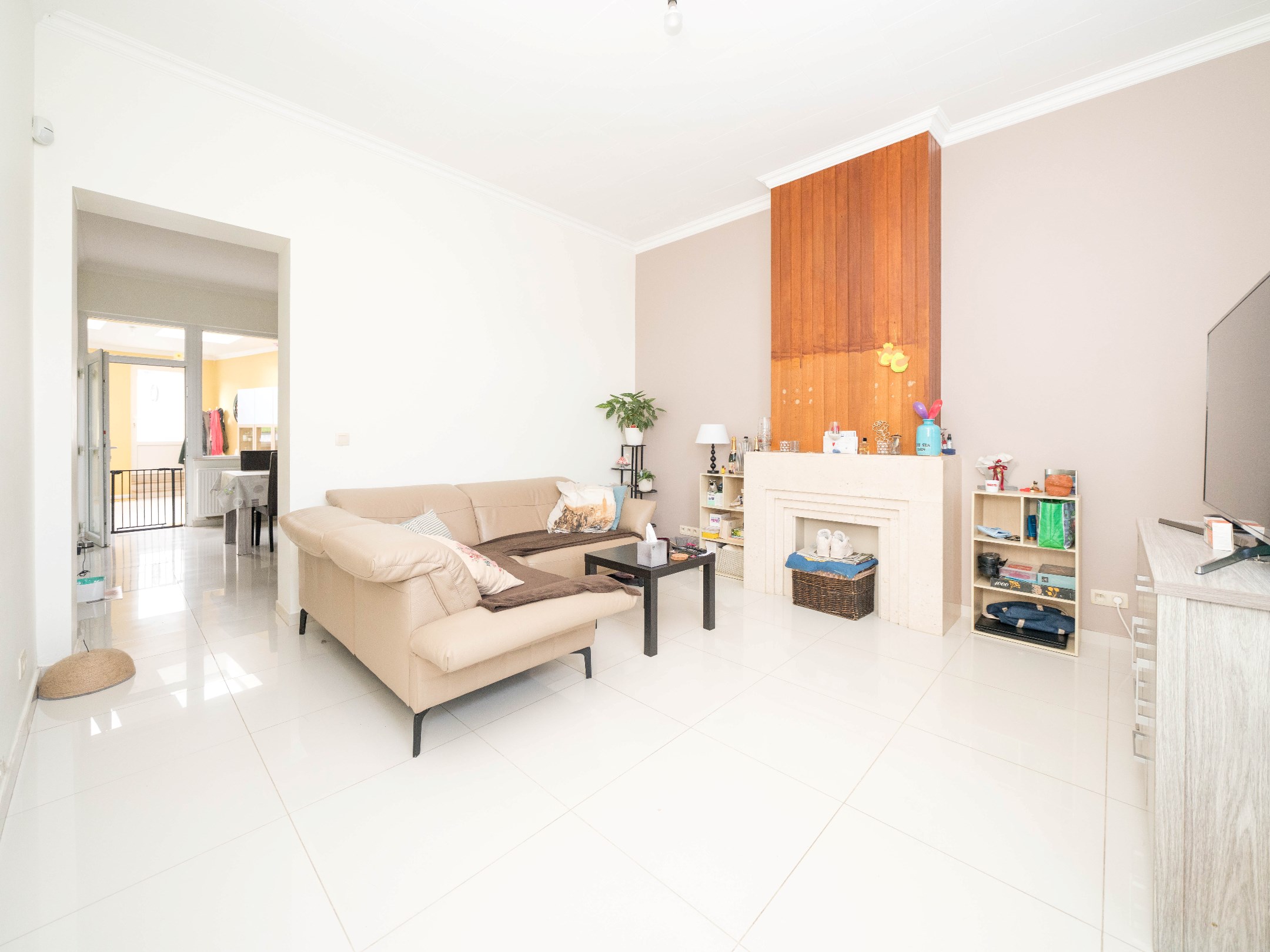 Zeer grote, instapklare woning met 6 kamers en 2 badkamers 