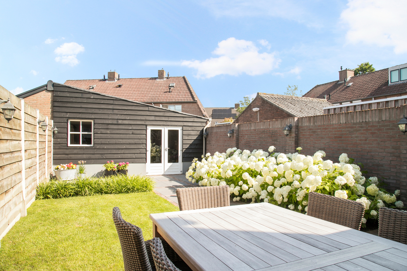 Prachtige afgewerkte hoekwoning op een rustige locatie aan de rand van Hapert. 