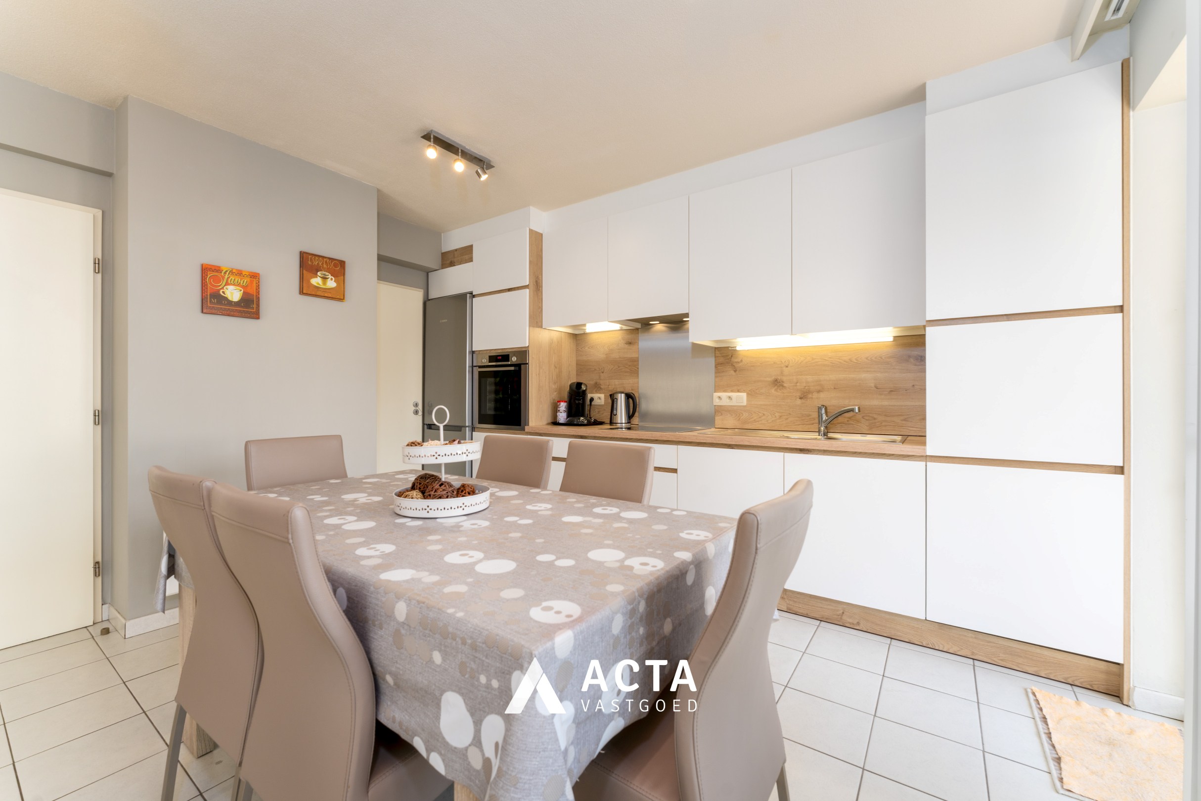 Instapklaar hoekappartement met twee slaapkamers in Mariakerke 
