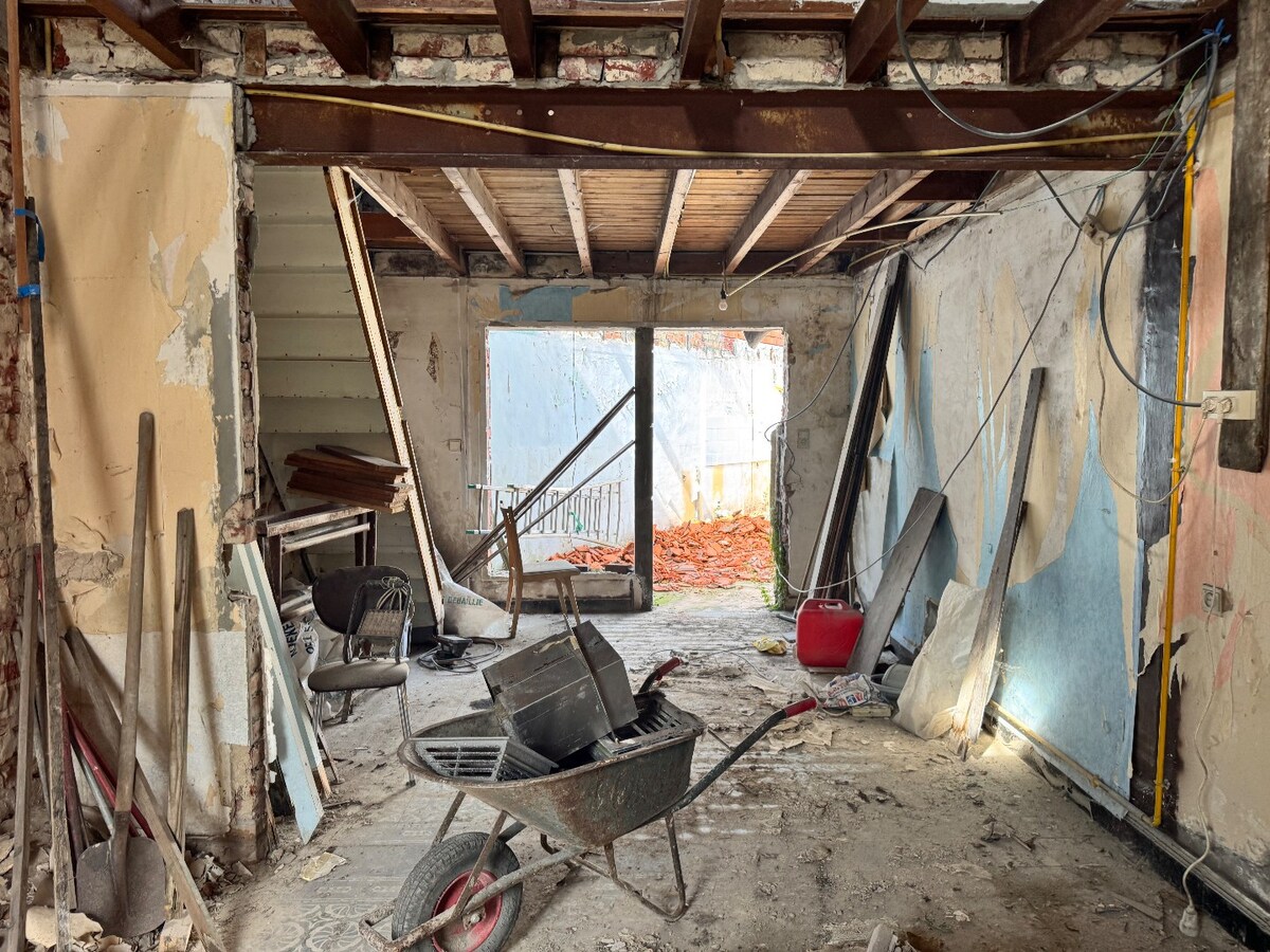 Gedeeltelijk afgebroken woning met potentieel te Koekelare 