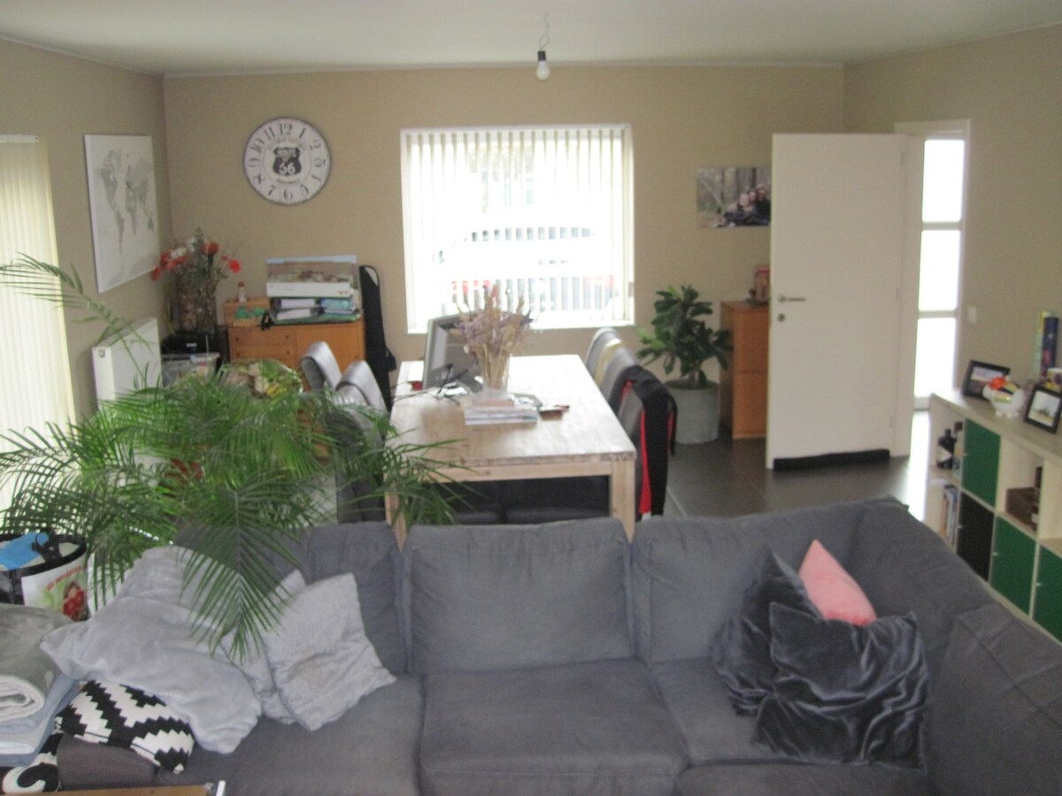 Aangename gezinswoning (Half Open Bebouwing). 