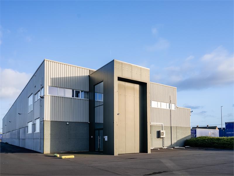 Bedrijfsgebouw met burelen en opslagruimte. 