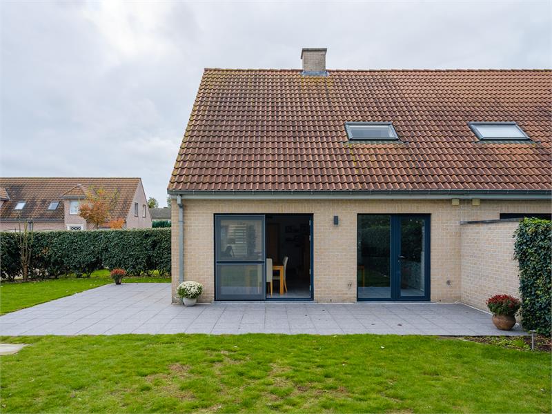 Prachtige, instapklare, halfopen bebouwing in rustige, residentiële wijk in Sleidinge. 