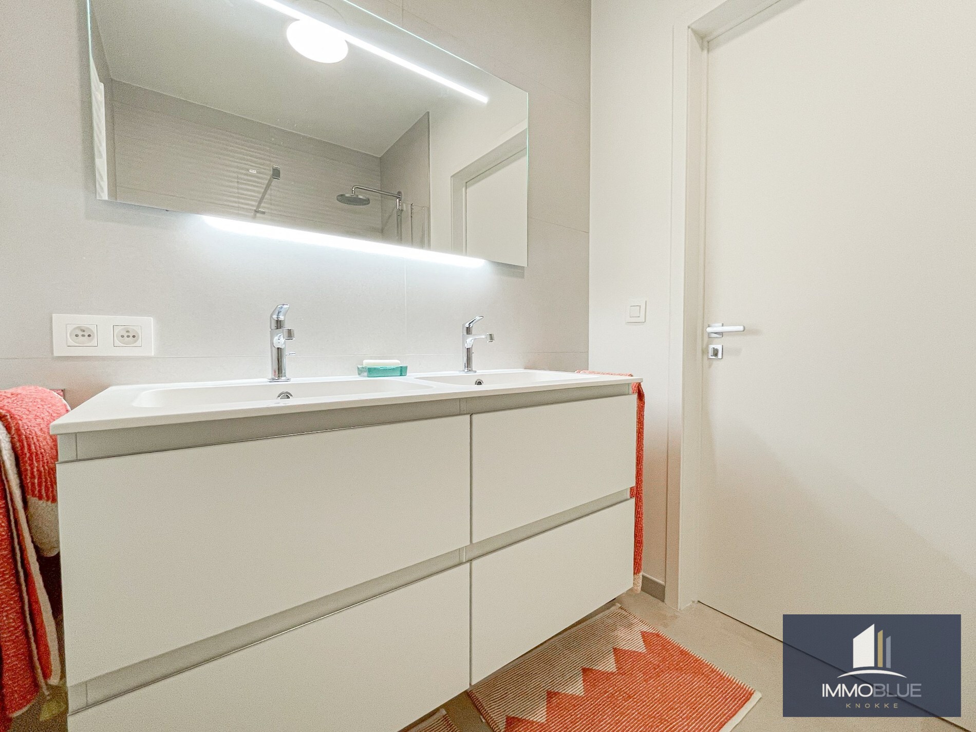 Appartement d'angle sublime situé dans une résidence récente à proximité de la Dumortierlaan. 