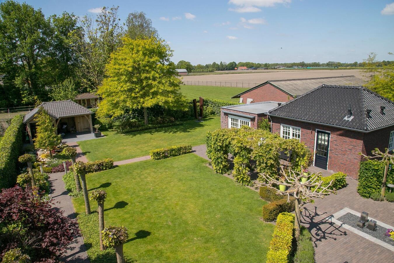 Luxe afgewerkt landhuis met gastenverblijf op een mooie locatie nabij het centrum van Hulsel gelegen op een perceel van 1264 M². 