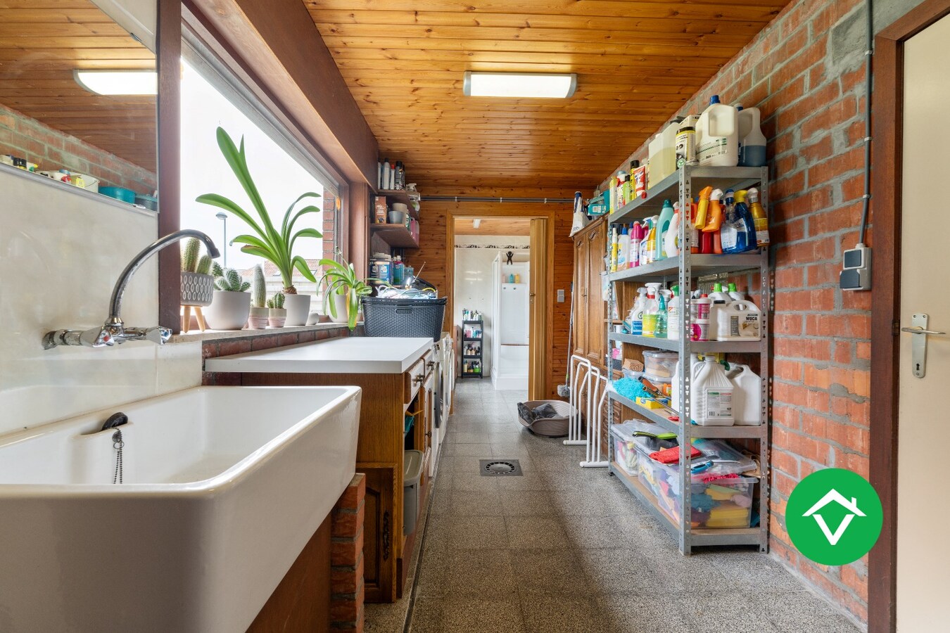 Halfopen woning te koop met dubbele garage in het centrum van Zarren 