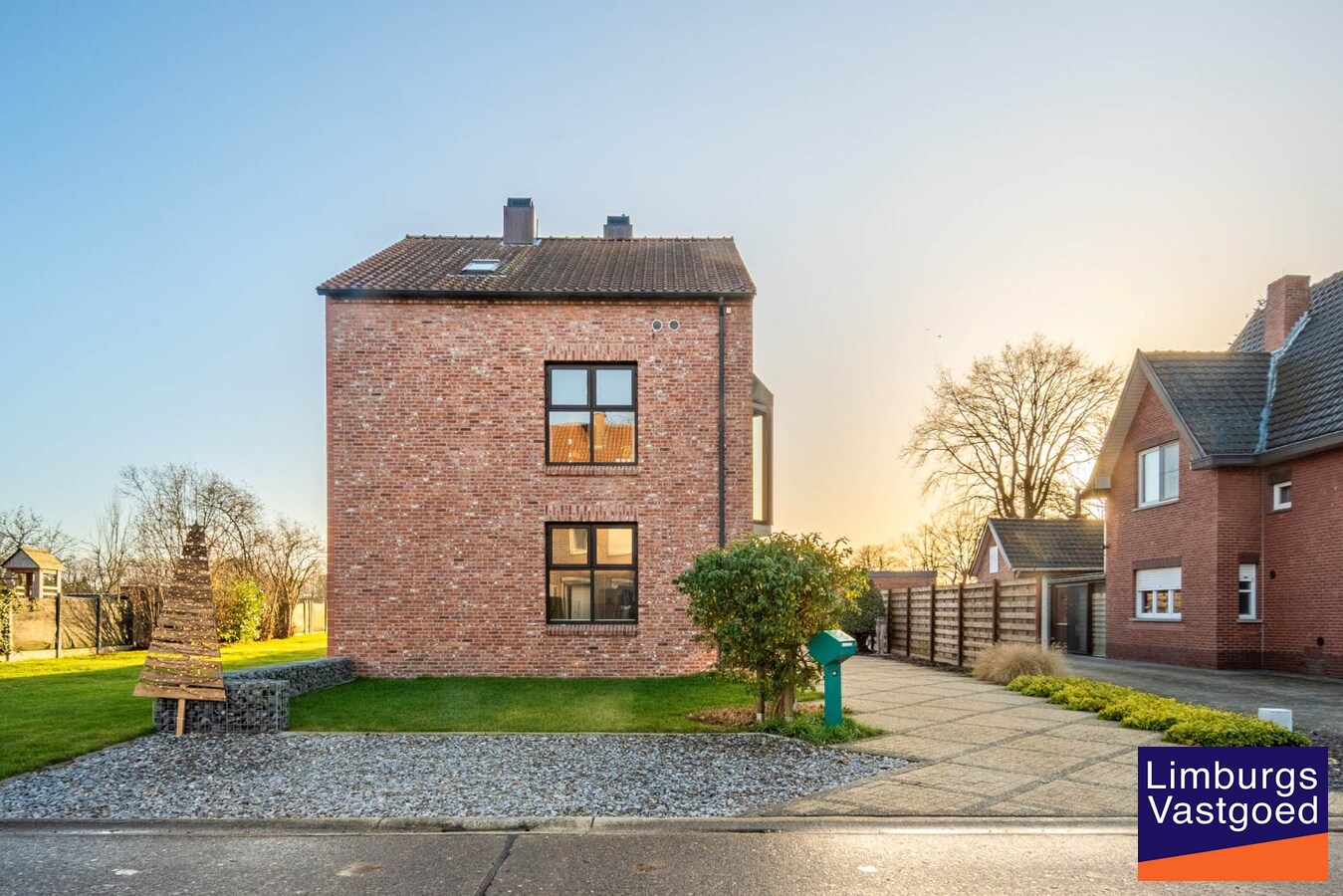 Gezinswoning met zuidgerichte tuin en garage, 5a 85ca 