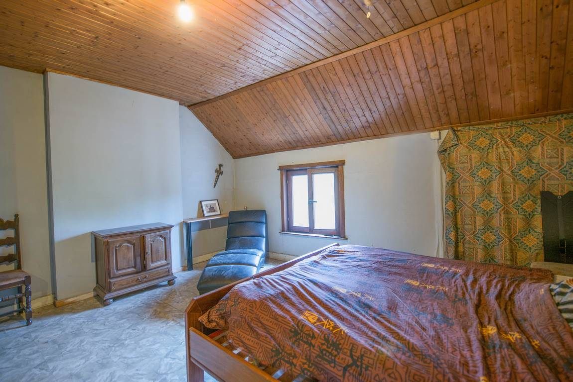 Zeer goed gelegen woning deels te moderniseren. 