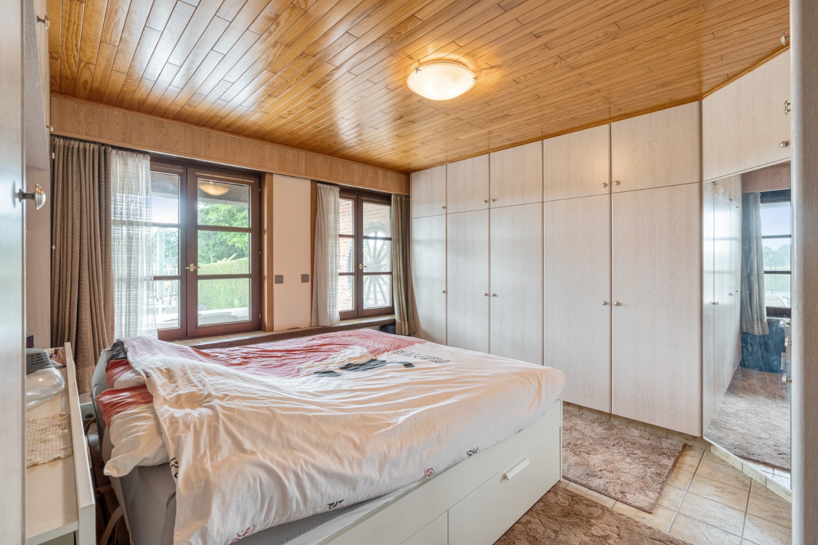 Ruime gezinswoning met 5 slaapkamers en 319 m² bew. opp. te Westerlo! 