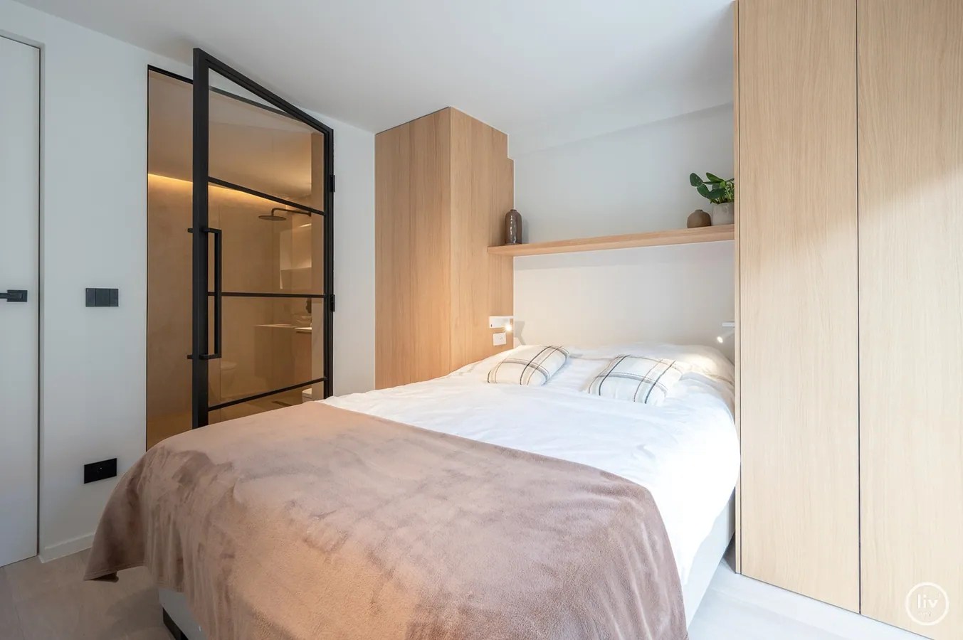 Appartement de 3 chambres entièrement rénové situé du côté ensoleillé de l'avenue Parmentier, à distance de marche de la digue. Garage possible dans le bâtiment. 