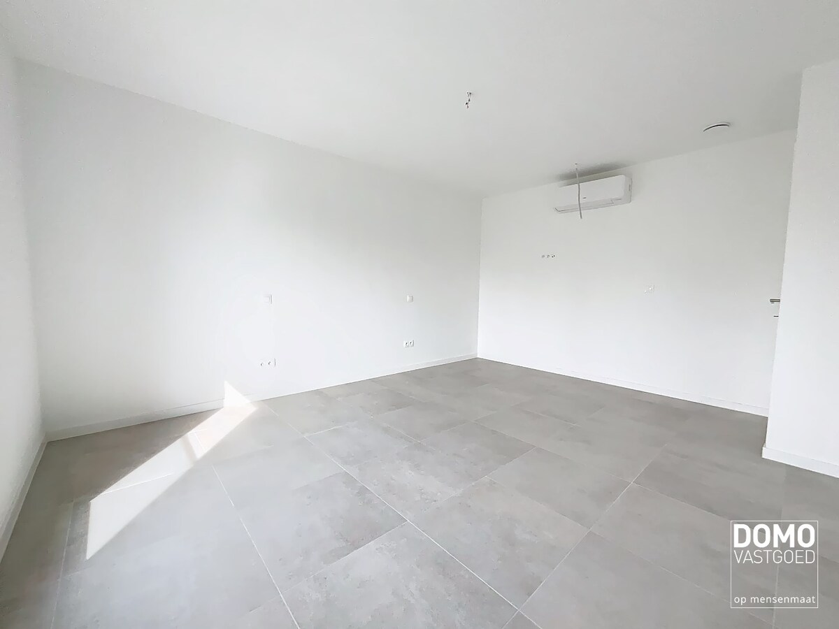 MODERNE NIEUWBOUWWONING MET TUIN,OVERDEKT TERRAS EN INPANDIGE GARAGE TE HASSELT 