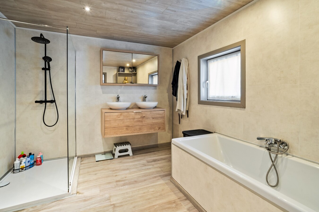 Centraal gelegen woning op uiterst ruim perceel van 1784 m² 