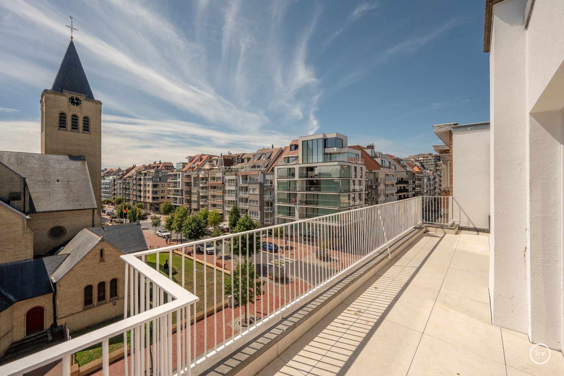 Lichtrijke penthouse met open zicht op toplocatie nabij Dumortierlaan. 