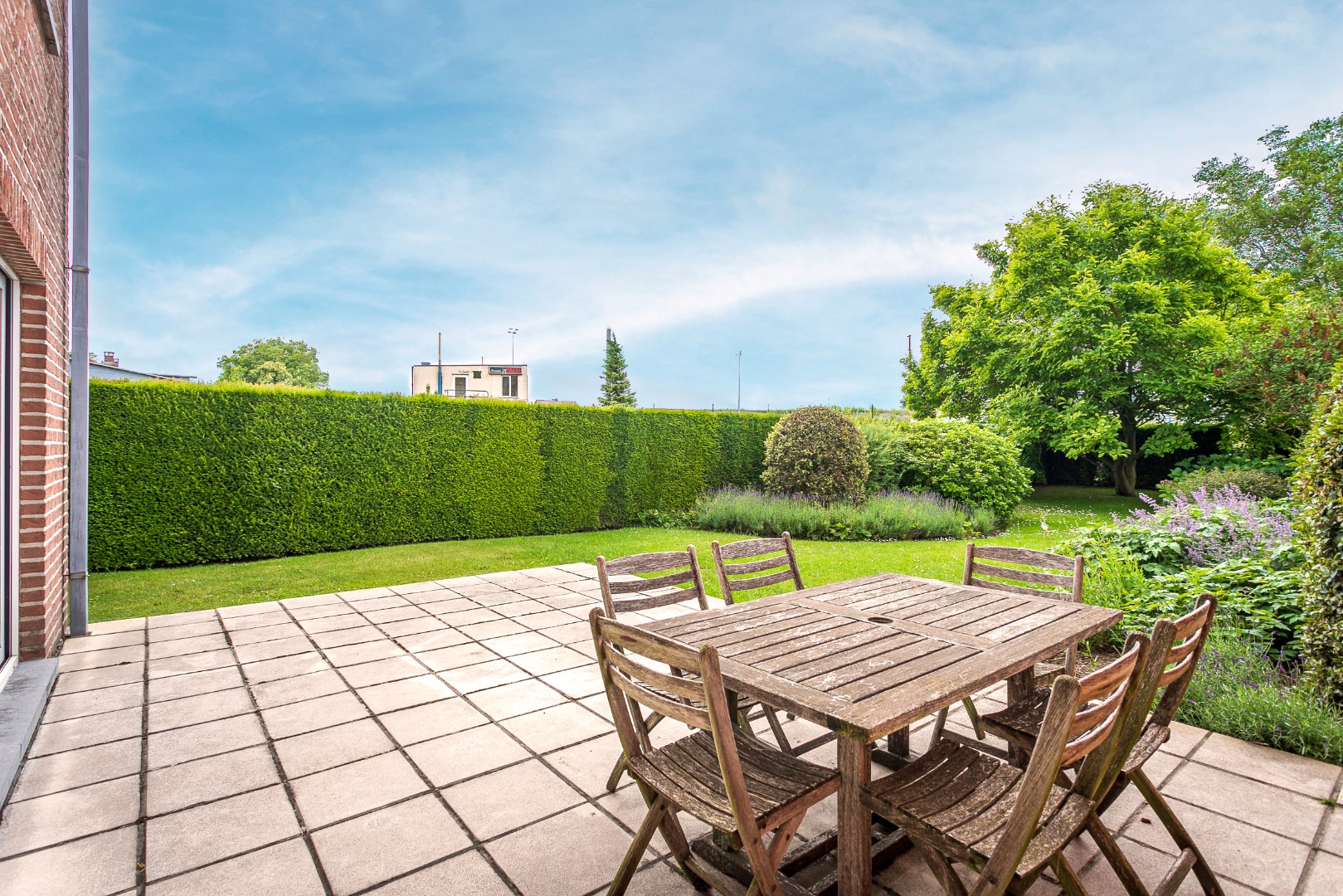 Verzorgde 3-gevelwoning met 3 slpk en tuin te Halle 