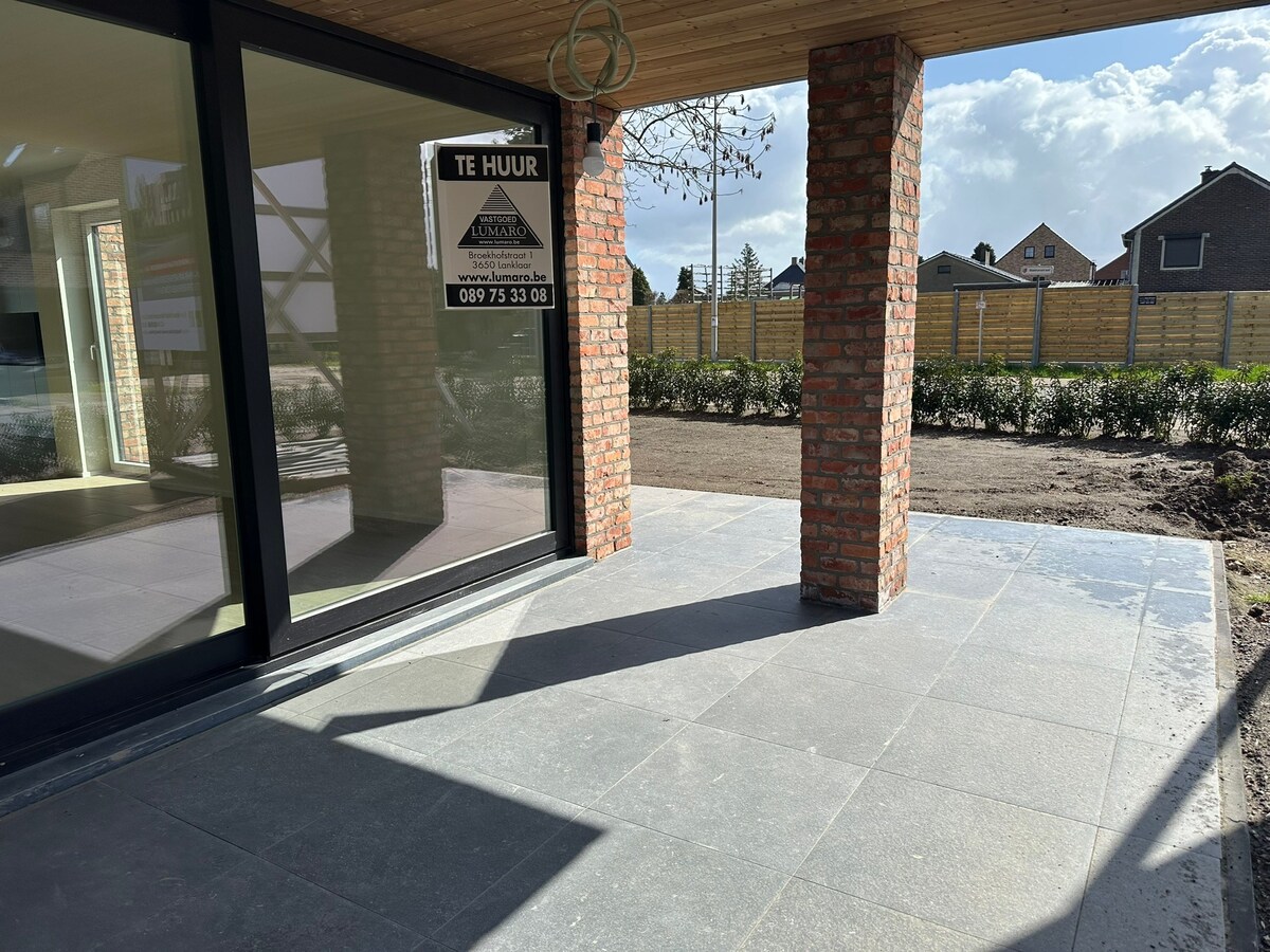 OPTIE!  NIEUW  gelijkvloers appartement met 3 slaapkamers en tuin. 