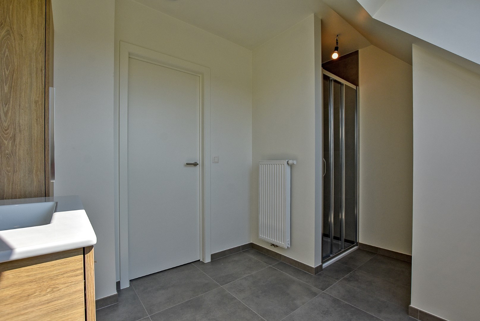 Ruime energiezuinige nieuwbouwwoning (2024) met inpandige garage op 193m² gelegen te Houthulst. 
