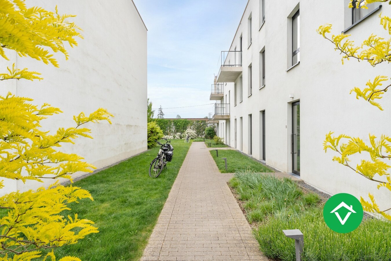 Recent, instapklaar appartement met één slaapkamer, ruim terras en autostaanplaats te Roeselare 