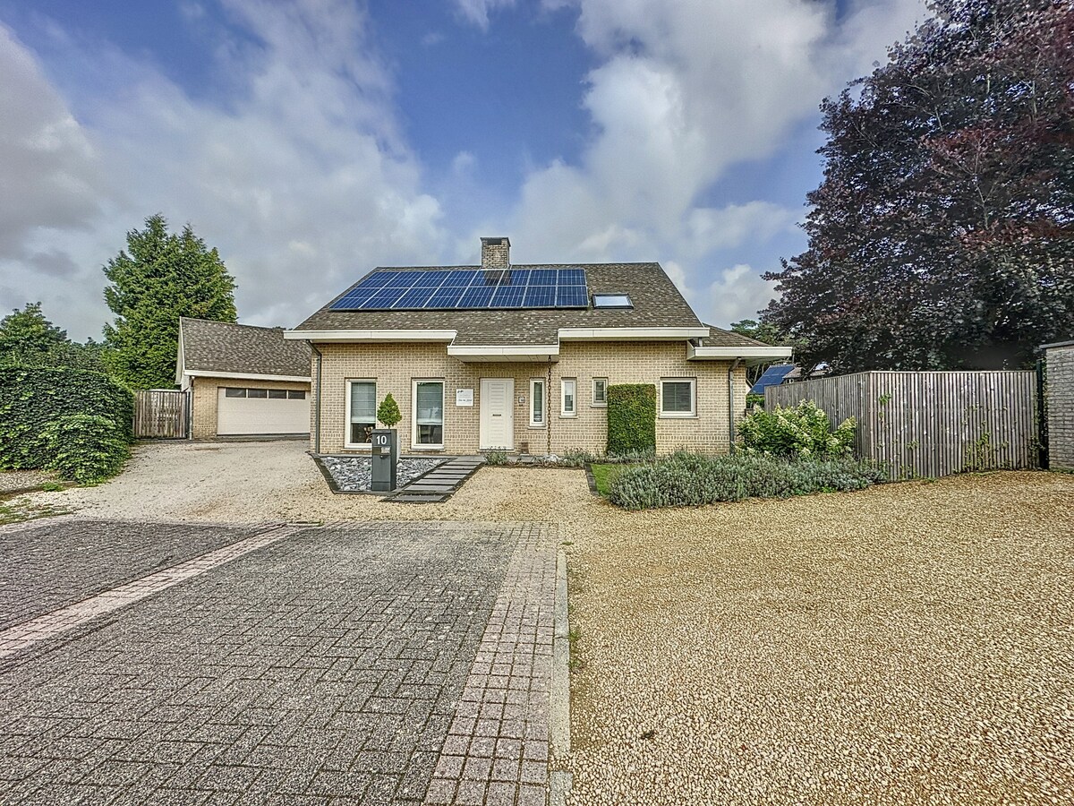 Deze woning is gelegen in Kaulille, een deelgemeente van Bocholt, in een doodlopende straat met een gezellig pleintje. 