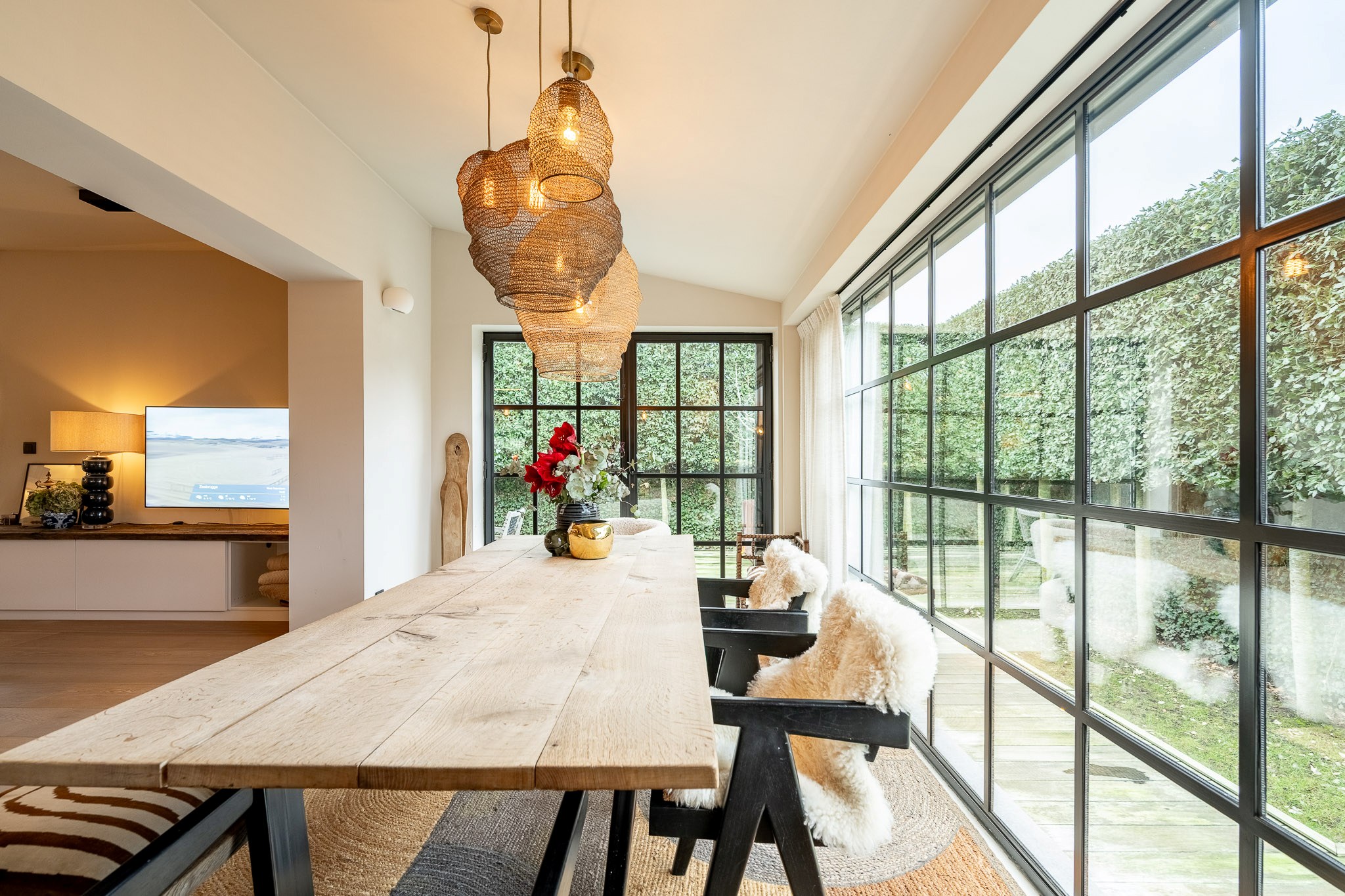 Située dans un quartier résidentiel calme et très prisé de Knokke, cette maison entièrement rénovée offre une combinaison parfaite de confort contemporain, de lumière et d'élégance raffinée. 