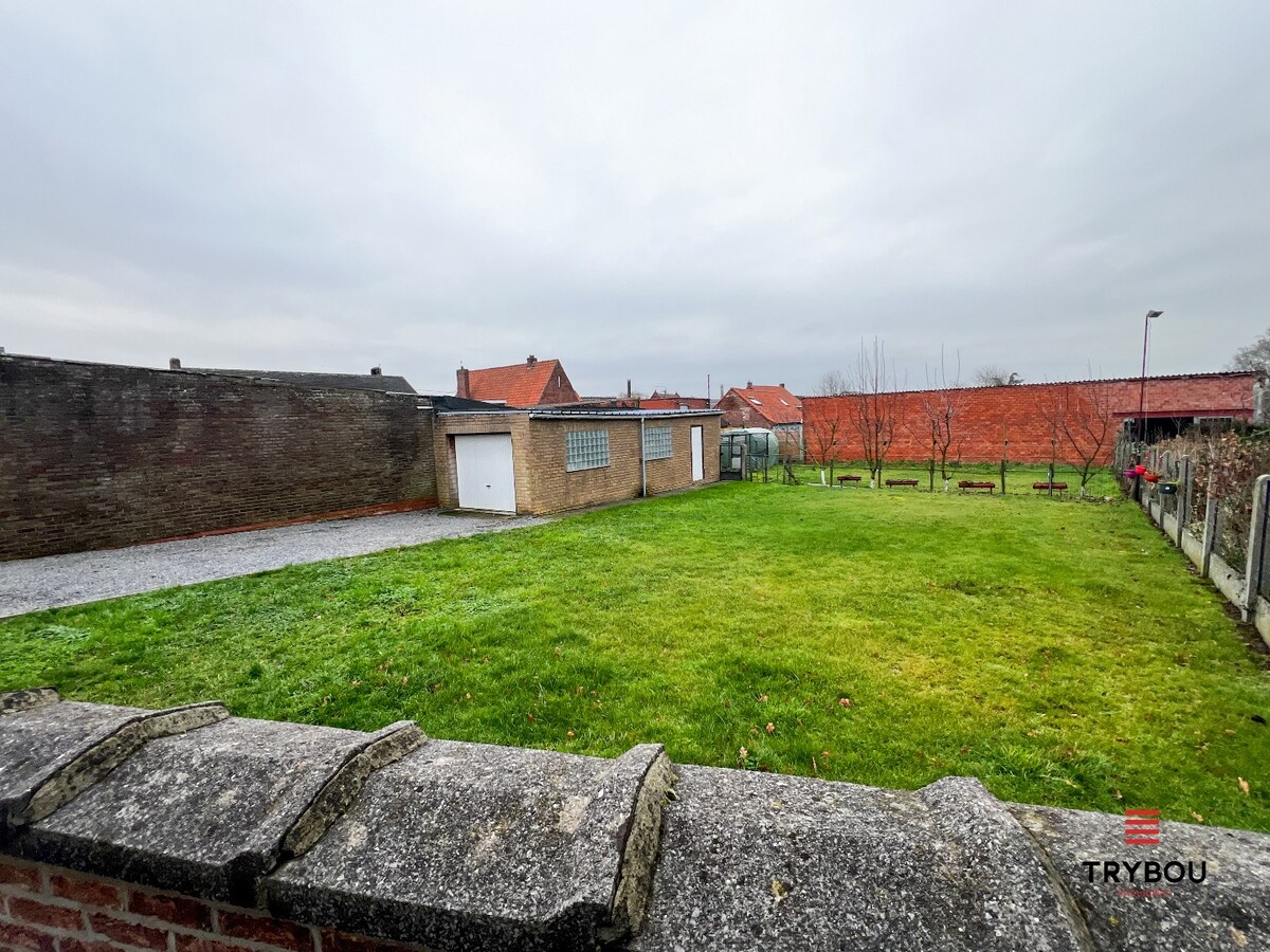 Ruime woning met garage, tuin en drie slaapkamers 