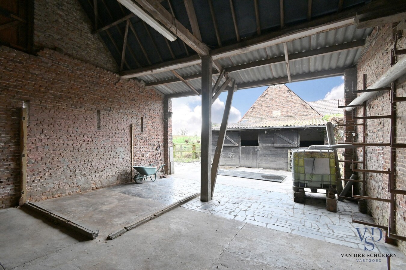 Charmante hoeve met stallen 
