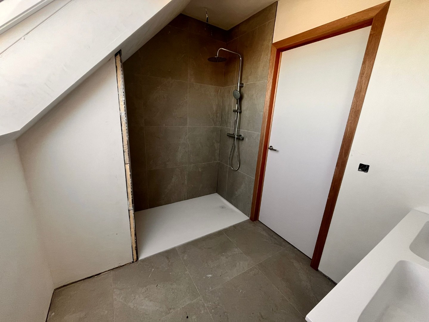 Afgewerkte woning met 3 slaapkamers &amp; ruim zonnig terras + autostaanplaats en berging 