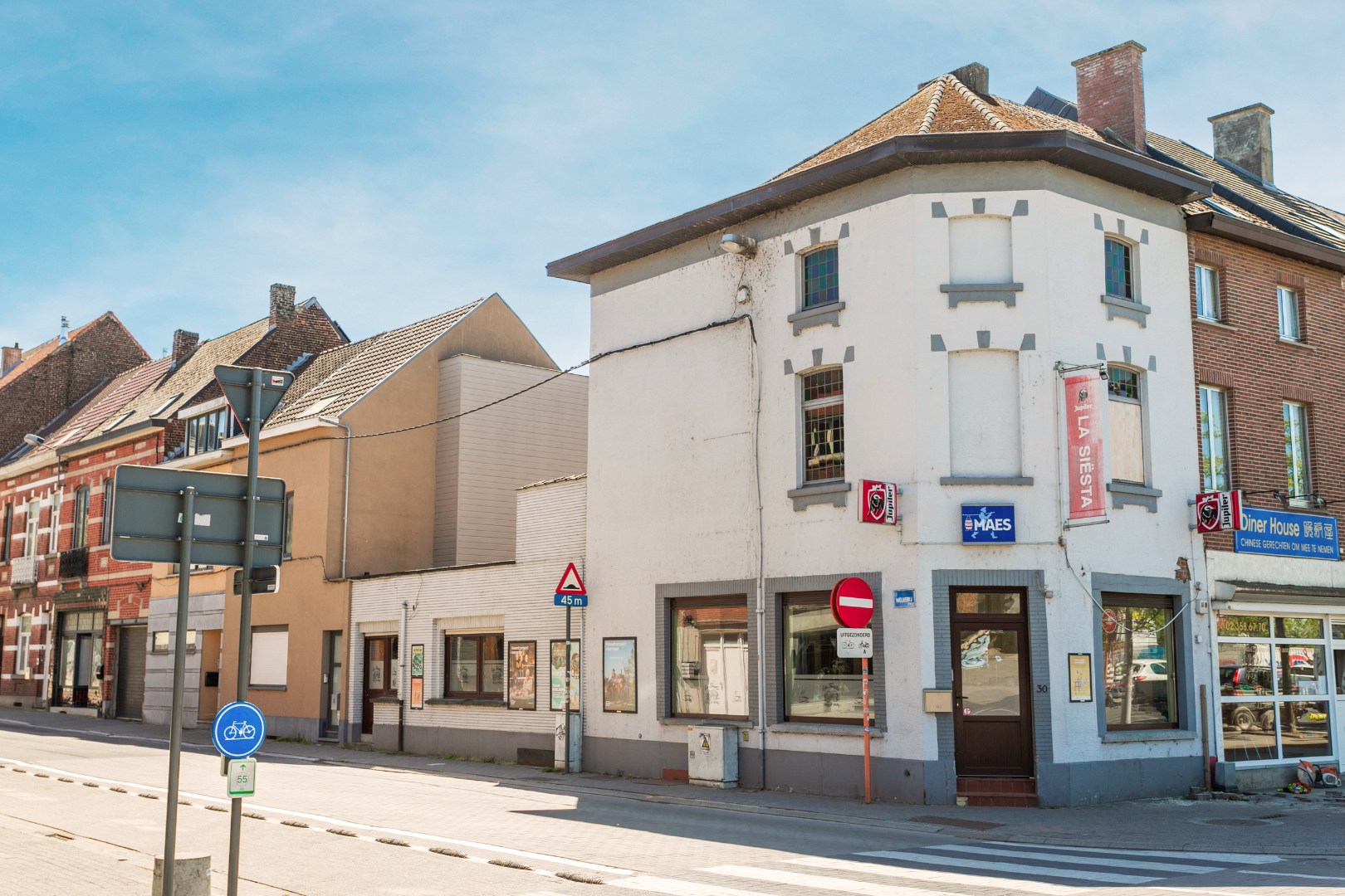 Handelshuis op een gunstige ligging vlakbij het station van Halle 