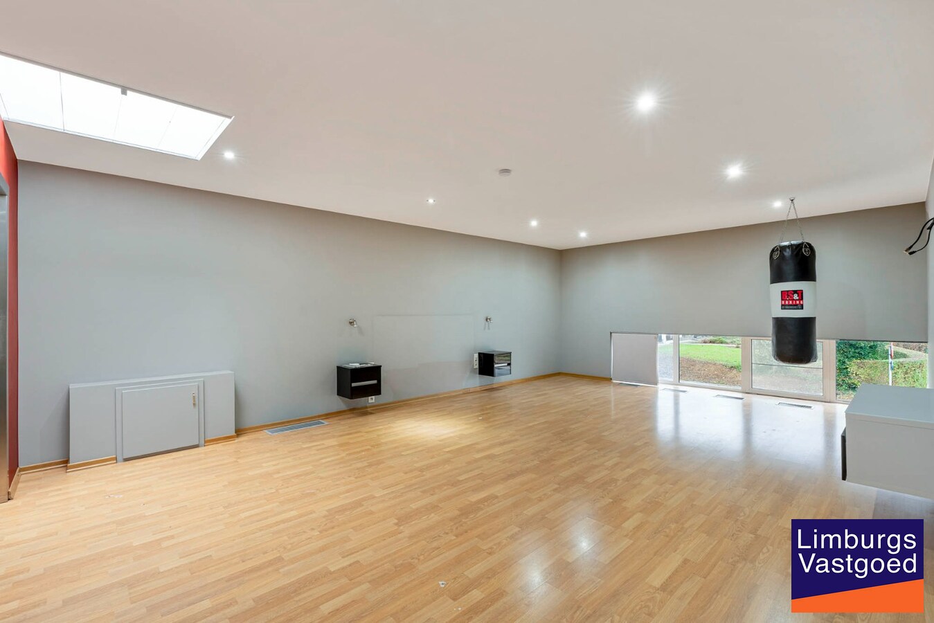 Bedrijfsgebouw met kantoren, magazijnen en woonst - groot 2580 m² 