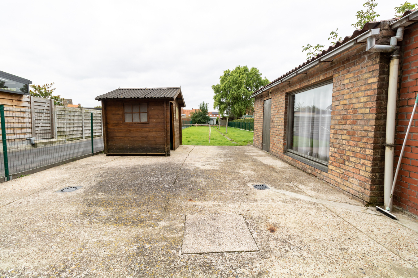 Ruime gezinswoning met 5 slaapkamers en garage te Eernegem 