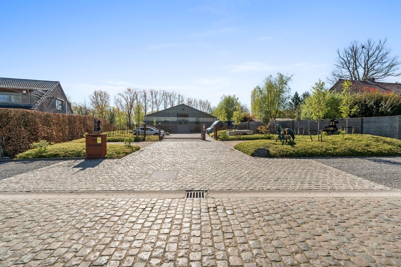 Moderne villa met hippisch complex op 15.856m² 