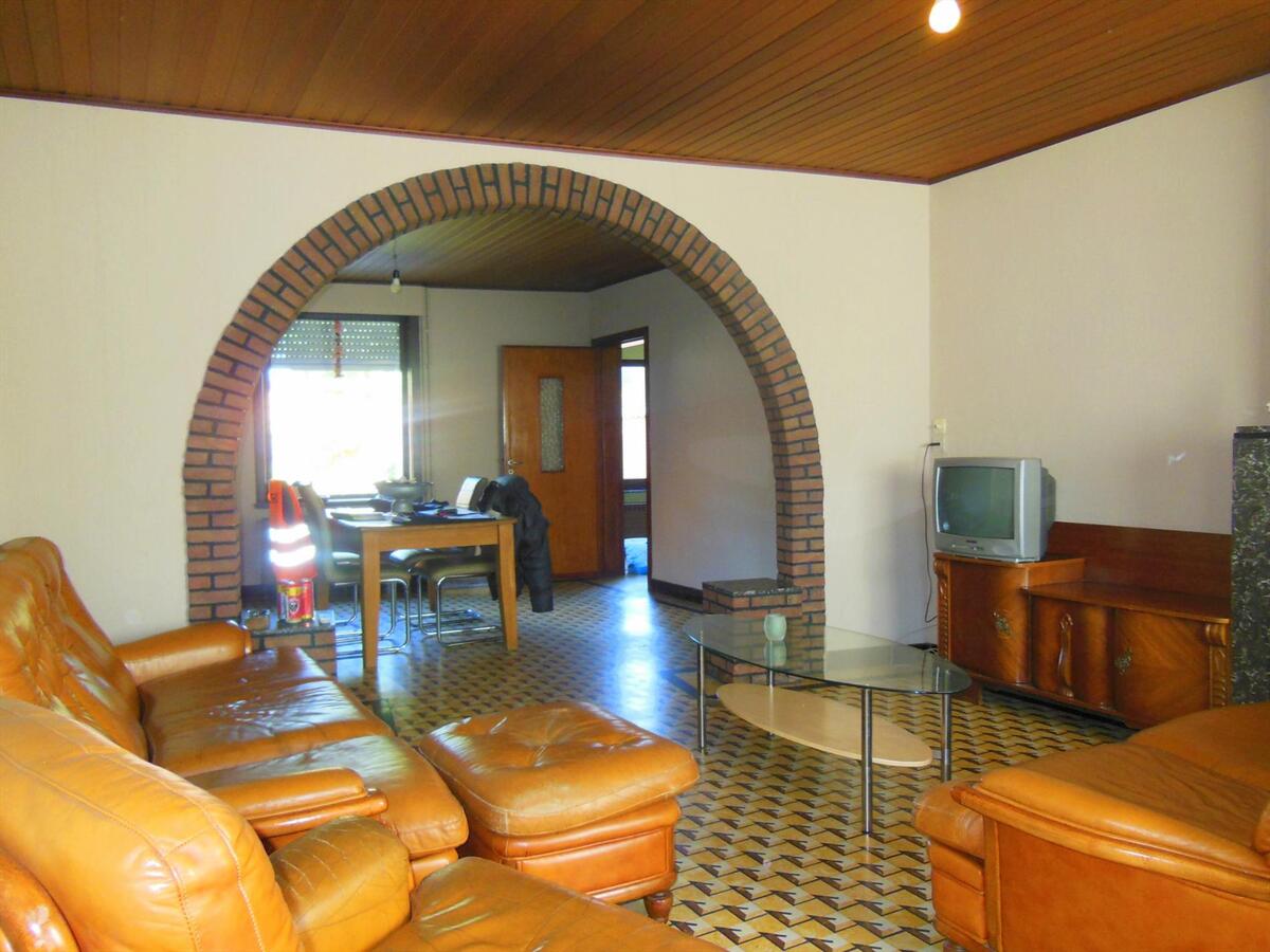 Rijwoning met zonnige tuin en garage 