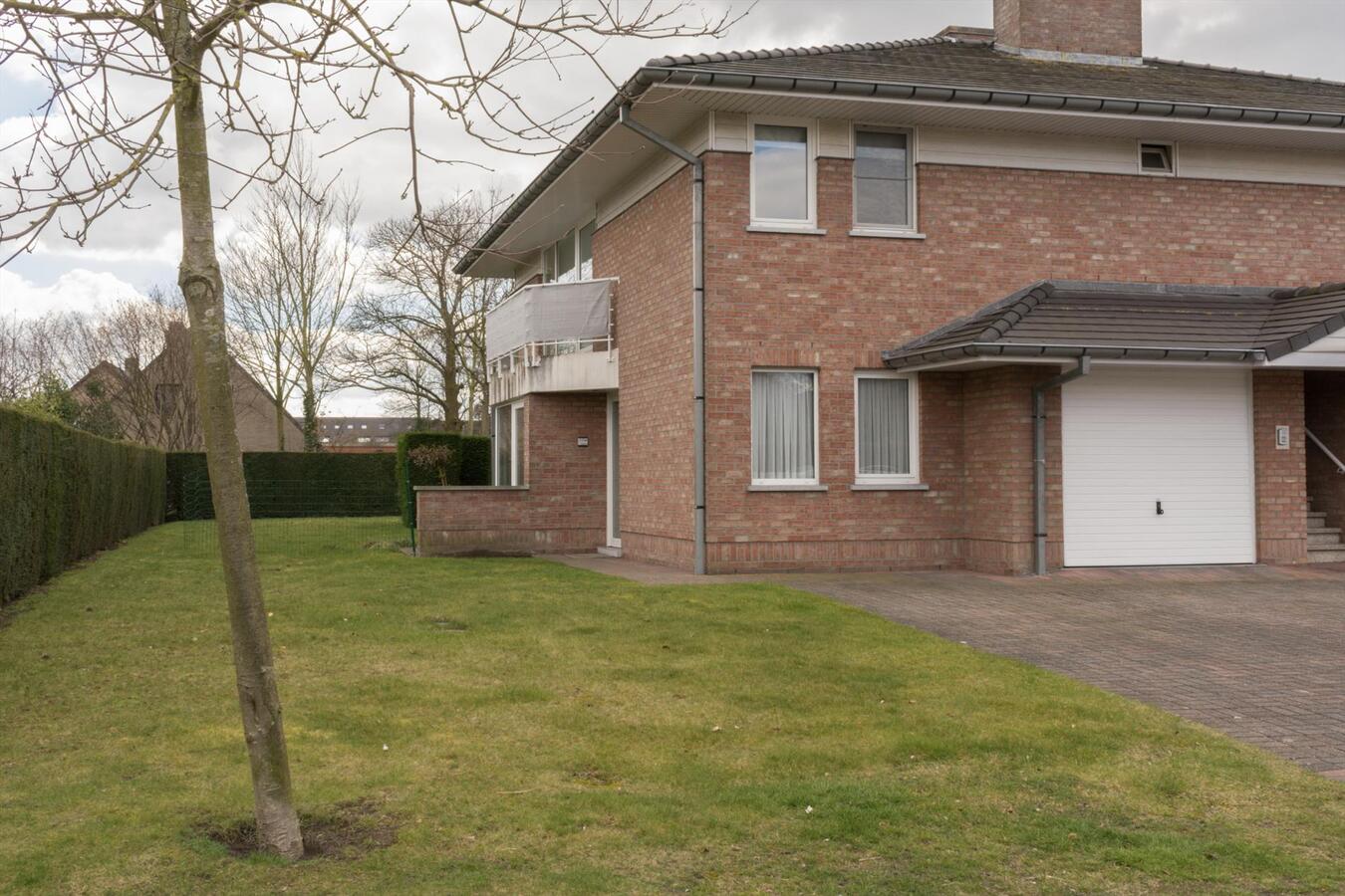 Gelijkvloers villa-appartement met zonnige tuin op toplocatie 