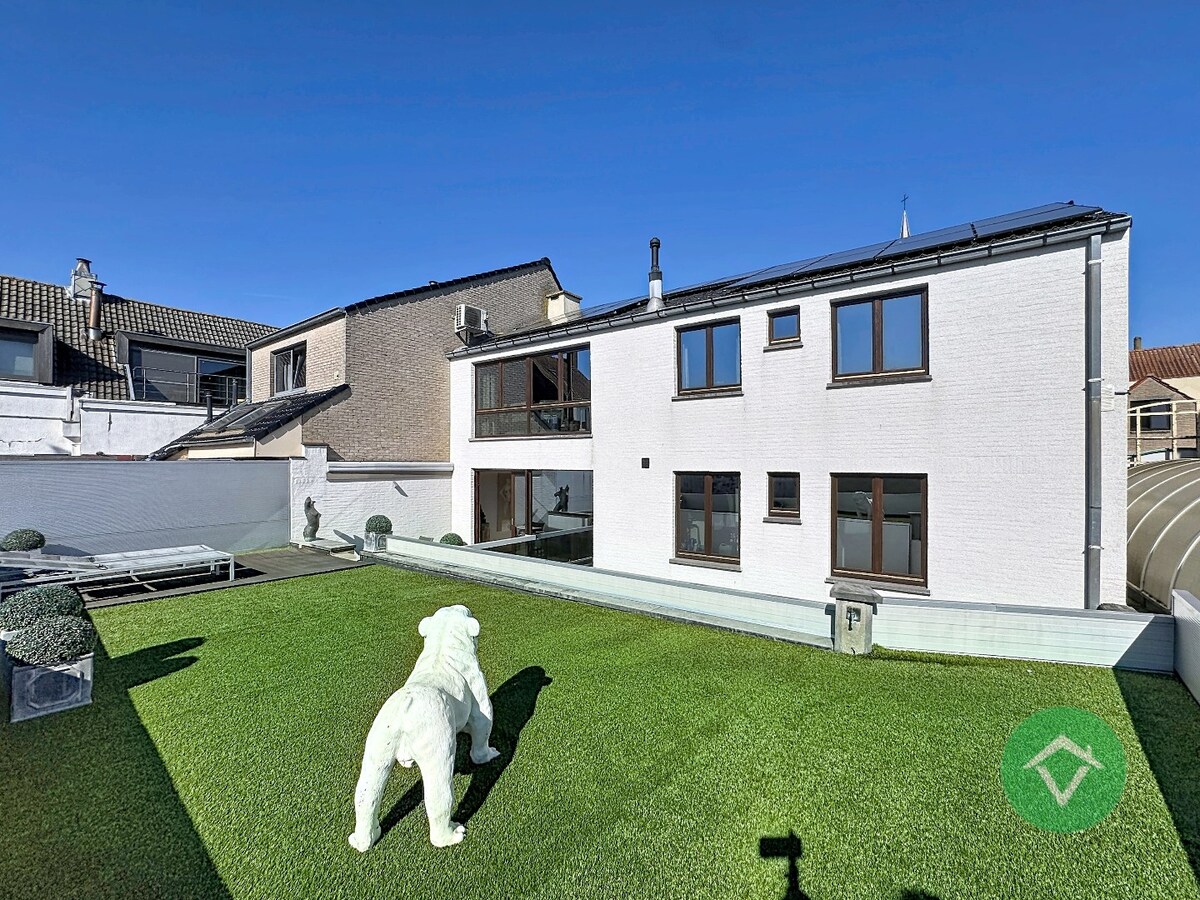 Deze instapklare handelswoning is gelegen in het centrum op een commerciële topligging op de markt van Koekelare 